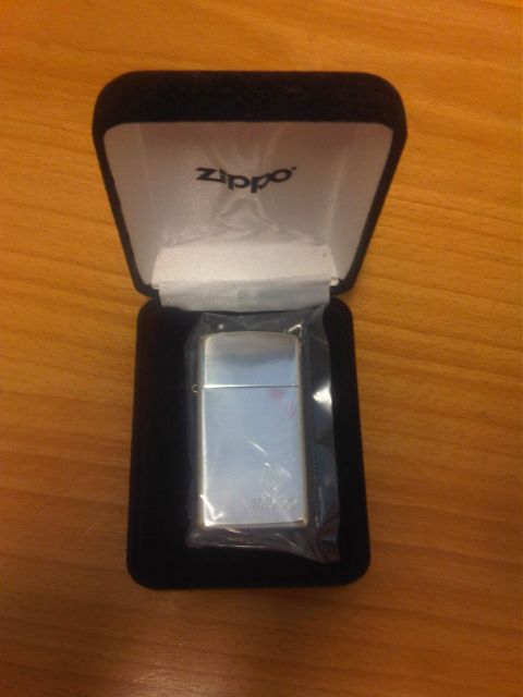Zippo Sterling Silver Logo & Flame Limited Neu klein 2.jpg