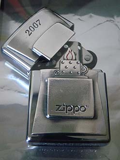 ZIPPO JAHRGANGSMODELL 2007 bild3.jpg